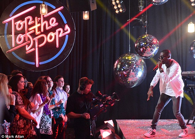 article-2532199-1a581b7800000578-652_634x452